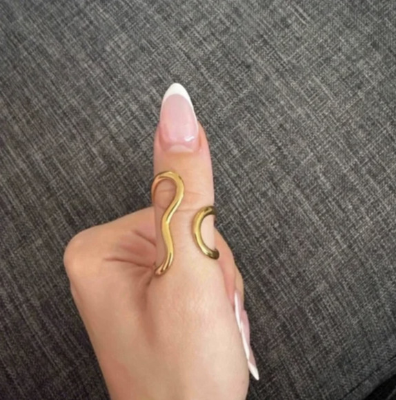 Elegant Gold Wave Ring - Picture 3 of 3